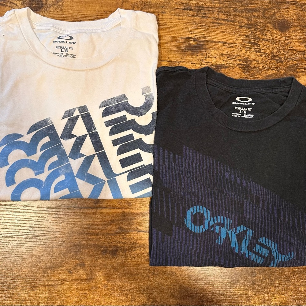 Lot 2: Oakley Graphic Tee - White & Black
